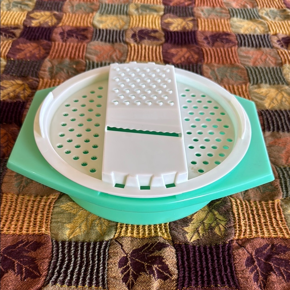 Vintage Tupperware cheese grater #786-2 &  787-2